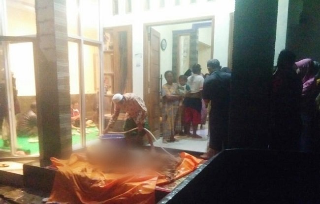 Jenazah Kakek Hambali saat dibersihkan di rumah duka/ist