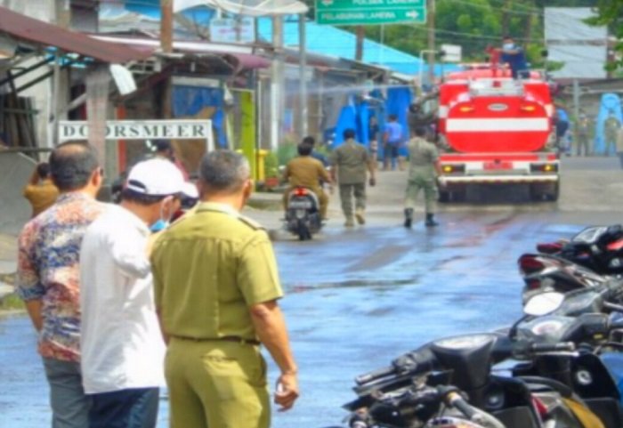 Penyemprotan disinfektan di jalan Kabupaten Nias Utara/ist