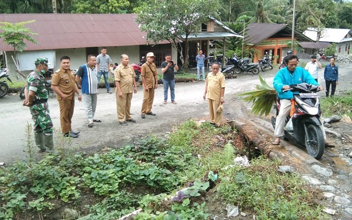 Babinsa Koramil 10/Lolowau Sertu Berkat Mendrofa bersama Sekcam Onohazumba, Kades Sisarahili Oyo beserta tokoh masyarakat, saat di lokasi gotong royong/ist