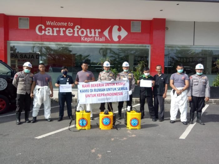 Tim Subden Kimia Biologi dan Radio Aktif Brimob Polda Kepri usai penyemprotan disinfektan di Pusat Perbelanjaan Kepri Mall/dok.Humas Polda Kepri
