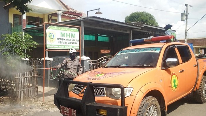 Petugas SAR Brebes saat melakukan penyemprotan disinfektan/ist