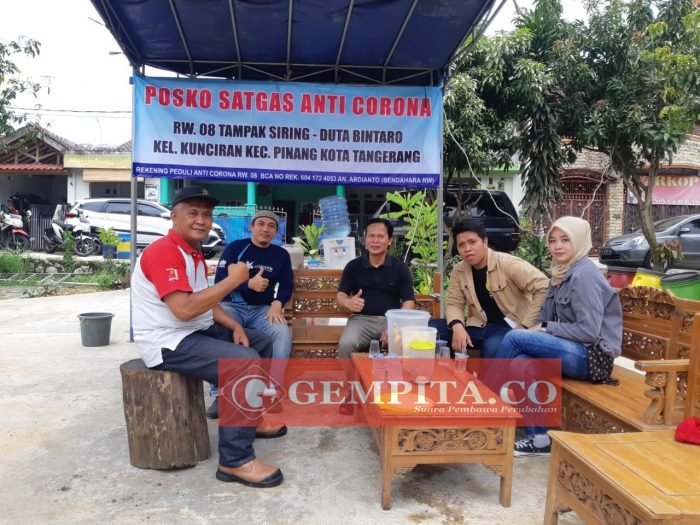 Posko Satgas Anti Corona warga RW 08 Cluster Tampak Siring Duta Bintaro Kel. Kunciran Kec. Pinang Kota Tangerang/ist