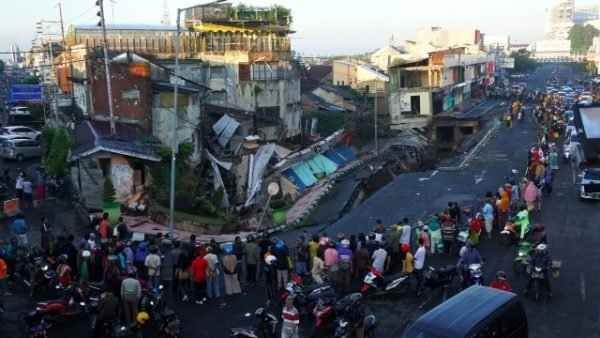 Ruko Ambruk di Jember/foto:Antara