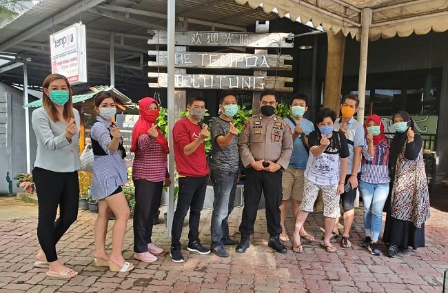 Team Kita Bisa Tempoa Jambi bersama anggota Propam Polda Jambi Bripka Ucok Hans Simangunsong/ist
