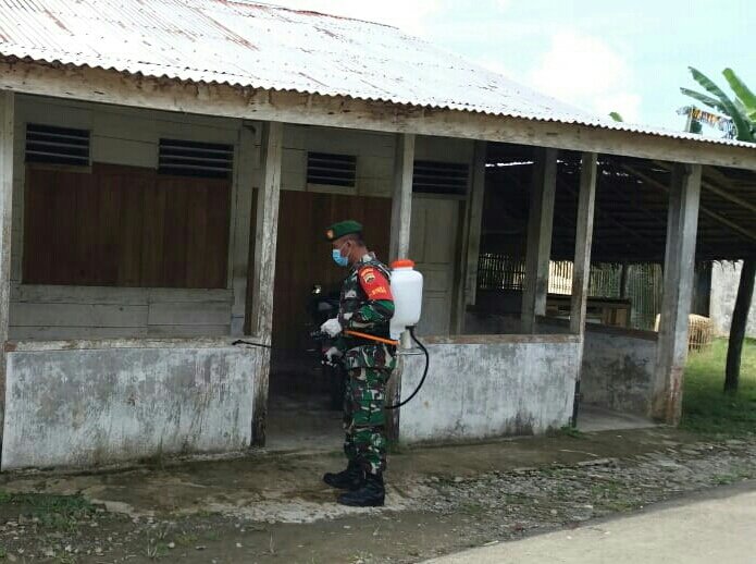 Serda A. Sarumaha, Babinsa Mazo Koramil 11/Gomo Kodim 0213/Nias Selatan menyemprotkan cairan disinfektan ke rumah warga/foto: Istimewa