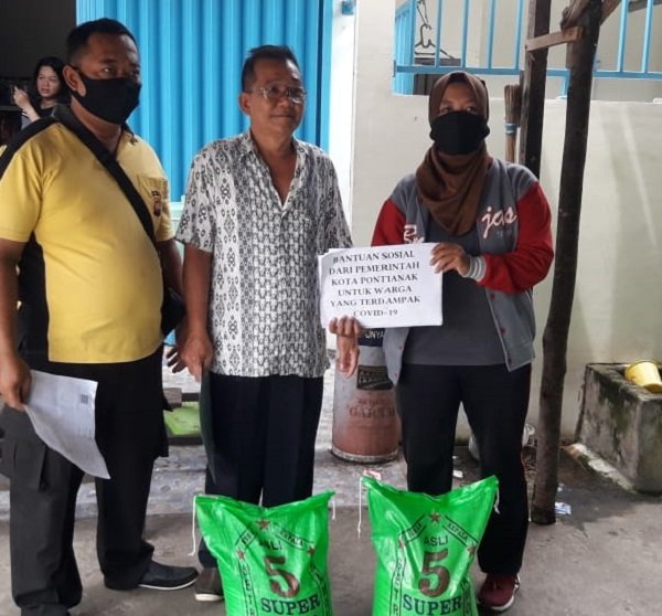 Serah terima Bansos beras dari Pemkot Pontianak Kalbar bagi Keluarga Penerima Manfaat (KPM) yang terdampak Covid-19 di RW 22 Kel.Siantan Tengah/foto: istimewa
