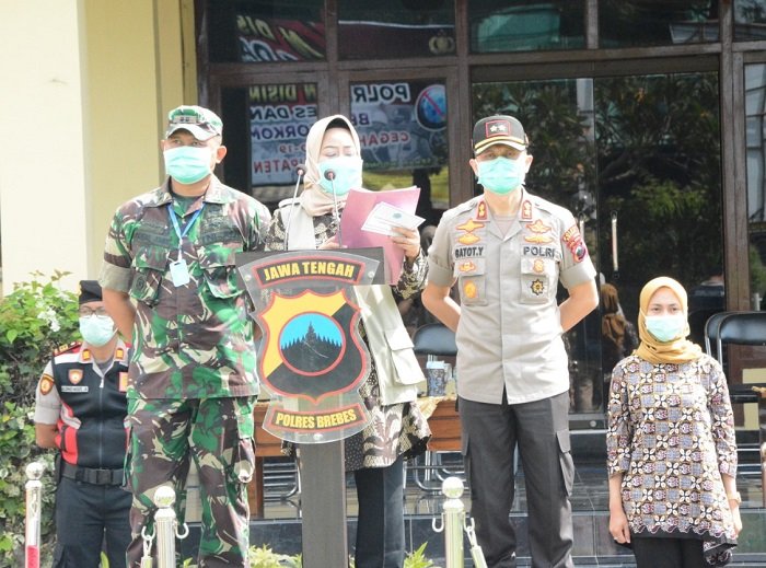 Bupati Brebes Hj. Idza Priyanti (tengah) didampingi Kapolres Brebes AKBP Gatot Yulianto (kanan) dan Dandim 0713/Brebes Letkol Inf Faisal Amri (kiri) saat saat menyampaikan kata sambutan dalam apel kesiapan penyempotan serentak di halaman Mapolres Brebes, Selasa (31/3/2020)/ist