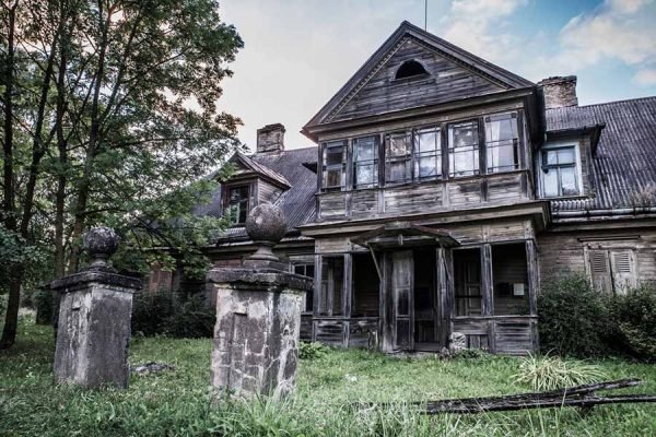 Ilustrasi rumah berhantu/shutterstock