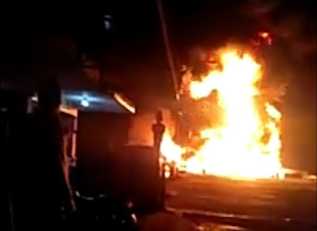 Kapal kayu yang bersandar di Pelabuhan Lama Kecamatan Telukdalam Kab.Nias Selatan (Nisel) terbakar/ist