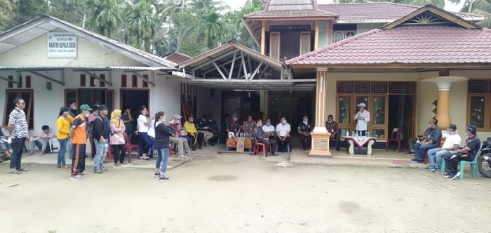 Bupati Nias Utara Ingati Nazara menyampaikan arahan sebelum melakukan penyemprotan ke rumah warga Desa Lawira Satua/foto: Ist