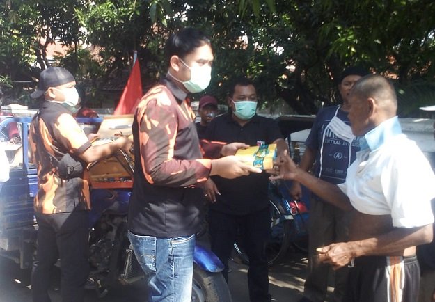 PAC Pemuda Pancasila Kecamatan Brebes mengadakan baksos pembagian sarung dan makanan untuk tukang becak/foto:istimewa