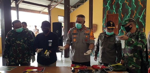 Kapolda Papua Irjen Pol Paulus Waterpauw bersama Tim Gabungan TNI-Polri saat menyampaikan keterangan pers di Mako Brimob Timika, Papua, Kamis (16/4/2020)/Dok.Satgas Humas Ops Nemangkawi 2020