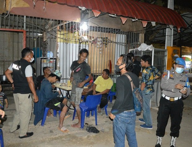 Petugas Polda Kepri saat membubarkan massa yang masih mengabaikan Maklumat Kapolri dalam rangka pencegahan Covid-19/dok.Humas Polda Kepri