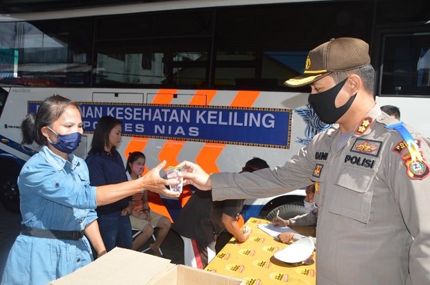 Kapolres Nias AKBP Deni Kurniawan saat kegiatan pelayanan kesehatan keliling/foto: istimewa