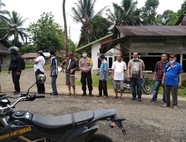 Personel Polsek Alasa bersama sejumlah aparat Desa Hilimbowo Kare, tokoh masyarakat dan warga sebelum melakan penyemprotan disinfektan/foto: istimewa