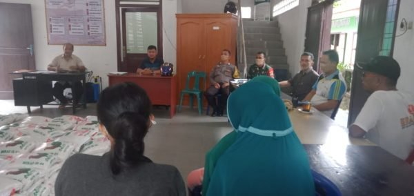Pembagian paket sembako di Kelurahan Saombo/istimewa
