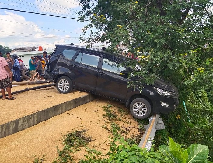 Sebuah mobil mini bus menjadi korban ditabrak truck gandeng yang mengalami rem blong di Bumiayu/ist