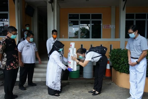Serah terima bantuan 300 Rapid Test dari Ketua Yayasan Buddha Tzu Chi Tanjungpinang, Mori kepada Plh Wali Kota Tanjungpinang Hj. Rahma, S.I.P di Kantor Bapelitbang Tanjungpinang, Rabu (22/4/2020)/Foto: istimewa