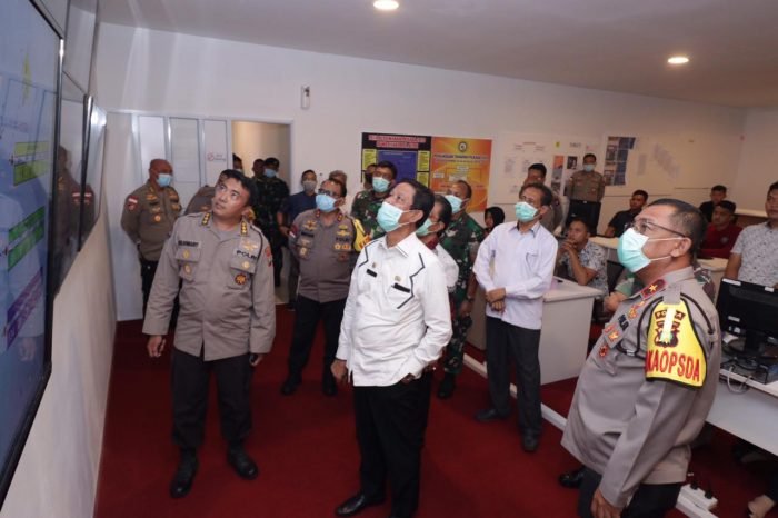 Plt. Gubernur Provinsi Kepri Isdianto selaku Ketua Gugus Tugas Penanganan Covid-19, mengadakan rapat Koordinasi yang dilaksanakan di ruang kerja Kapolda Kepri, Jumat, (3/4/20).(Foto: Ist)