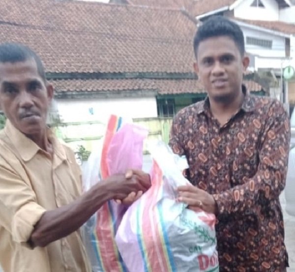 Ketua DPW LSM Gempita Provinsi Banten M. Jaenal Arifin (kanan) menyerahkan paket sembako/ist