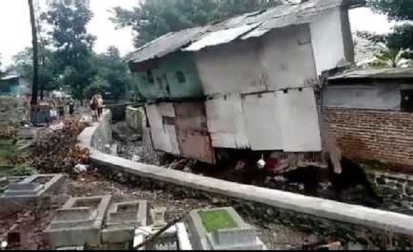 bangunan di bantaran sungai Cibeuying sebelum roboh/youtube