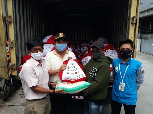 Serah terima paket sembako dari Kemensos secara simbolis diterima oleh Ketua RW 09 Kelurahan Pademangan Barat Riza Firdaus/Foto:istimewa