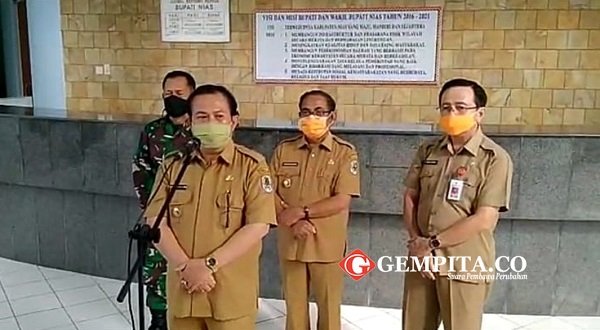 Bupati Nias, Sokhiatulo Laoli didampingi Wakil Bupati, Arosokhi Waruwu dan Sekda, F. Yanus Larosa saat menggelar konferensi pers, Selasa, (12/5/2020)/Foto:istimewa