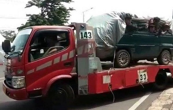 Pemudik yang bersembunyi di dalam mobil yang diangkut truk/net