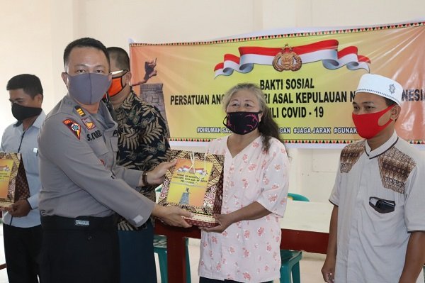 Kabag Ops Polres Nias AKP. S K Harefa saat menyerahkan bantuan di Aula Sinode BNKP Gunungsitoli, Jum'at (9/5/2020)/Foto:istimewa