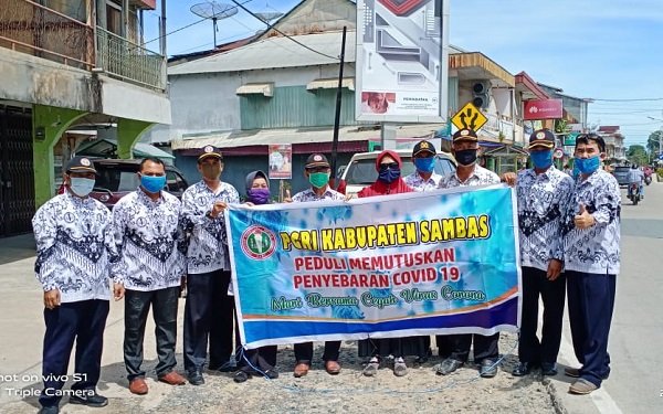 Peduli memutus penyebaran Covid-19, Pengurus PGRI Kab.Sambas membagikan masker kepada masyarakat/dok.PGRI Kab.Sambas