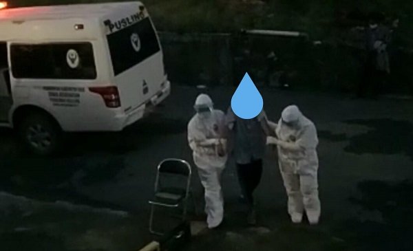 Salah satu pasien saat dibawa oleh tenaga medis di RSUD Gunungsitoli, Senin (11/5/2020) malam/ist