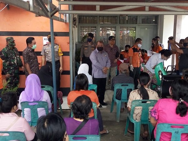 Wali Kota Gunungsitoli Lakhomizaro Zabua, Ketua DPRD Kota Gunungsitoli Yanto, Wakil Walikota Gunungsitoli Sowaa Laoli, Kapolres Nias AKBP Deni Kurniawan, dan Dandim 0213/Nias Letkol TP Lobuan Simbolon saat pembagian BST/foto:istimewa