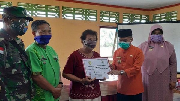 Bupati Sambas Atbah Romin Suhaili dan Wakil Bupati Sambas Hj Hairiah menyerahkan BLT secara simbolis di Kecamatan Sebawi, Kabupaten Sambas, Jumat (15/5/2020)/net