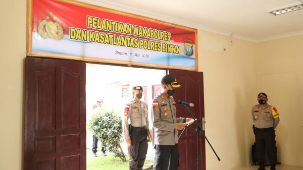Kapolres Bintan AKBP Bambang Sugihartono melantik pejabat baru Waka Polres dan Kasat Lantas di ruangan Aula Polres Bintan, Jumat (8/5/2020)/dok.Humas Polres Bintan