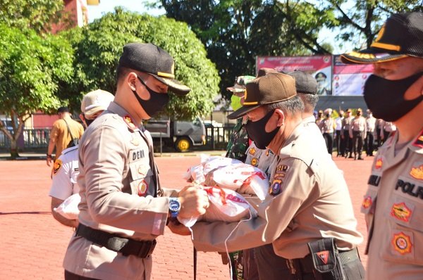 Kapolres Nias, AKBP Deni Kurniawan, S.I.K., M.H., menyerahkan secara simbolis bantuan sosial Kapolri kepada petugas untuk dibagikan ke wilayah pembagian yang sudah ditentukan di Lapangan Mapolres Nias, Jl. Bhayangkara No.1 Gunungsitoli, Selasa (9/6/2020)/doc:Humas Polres Nias