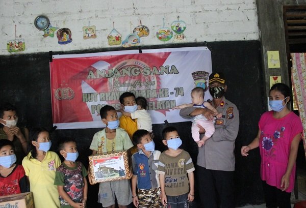 Waka Polres Nias Selatan, Kompol M.Luther Dachi (menggendong anak) saat kegiatan anjangsana ke Panti Asuhan Faomasi Kecamatan Maniamolo, Selasa (23/6/2020) siang/foto:Humas Polres Nias Selatan