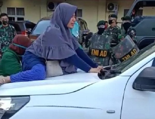 Seorang wanita di Makassar naik ke kap mobil jenazah memohon agar ibunya tidak dimakamkan dengan protokol Covid-19/net