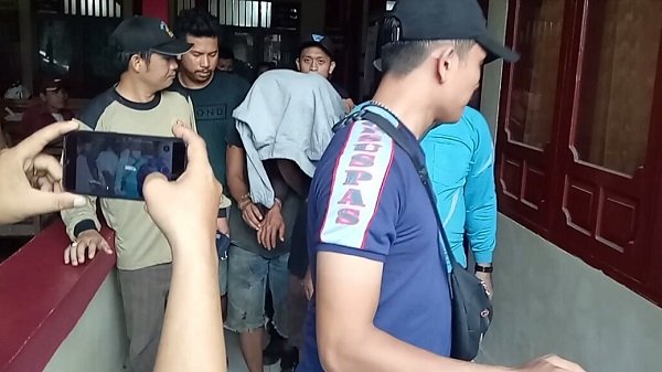 Petugas Gabungan sedang menggiring kedua tahanan dari ruangan Kasat Reskrim Polres Nias menuju mobil untuk dibawa ke Lapas Kelas II B Gunungsitoli/Foto:istimewa