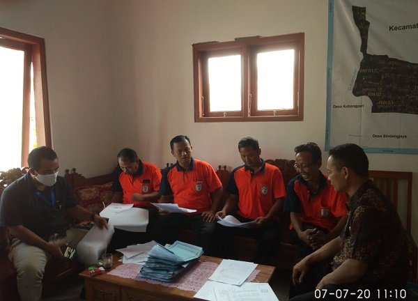 BPD Pende saat monitoring dan evaluasi penggunaan anggaran dana desa tahap 1 pencegahan dan penanggulangan Covid-19 di ruang kantor Kepala Desa Pende Kecamatan Kersana Kabupaten Brebes, Selasa (7/7/2020)/foto:istimewa