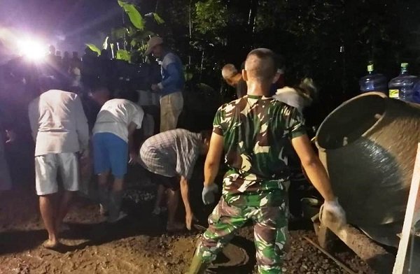 Satgas TMMD Reguler 108 Banyumas bersama warga saat lembur malam di lokasi pengecoran jalan Bukit Munggang/ist