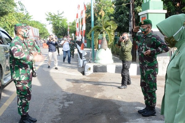 Dandim 0713/Brebes Letkol Inf. Faisal Amri memberikan penghormatan kepada Danrem 071/Wijayakusuma Kolonel Inf. Dwi Lagan Safrudin/foto: Dok.Humas Kodim 0713/Brebes