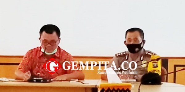 Wakil Ketua Gugus Tugas Percepatan Penanganan Covid-19 Kota Gunungsitoli, Sowa’a Laoli (kiri), Wakapolres Nias AKBP Yafao Harefa (kanan)/foto:istimewa