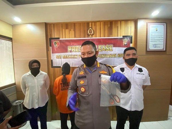 Kapolresta Pontianak Kombes Pol Komarudin saat memberikan keterangan pers kasus pembuangan bayi di Mapolres Pontianak/ist