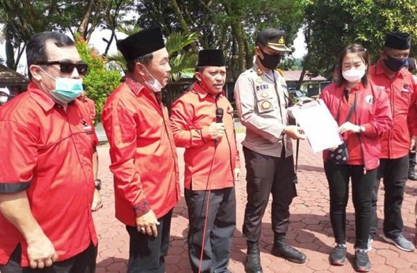 Massa aksi PDIP menyerahkan pernyataan sikap kepada Kapolres Nias, AKBP Deni Kurniawan, Jum'at (3/7/2020) siang/foto:istimewa