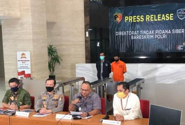 Dittipidsiber Bareskrim menangkap tersangka dugaan pembobolan data Denny Siregar/ist