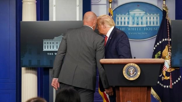 Jumpa pers Presiden AS Donald Trump dihentikan karena suara tembakan di luar - Foto: BBC