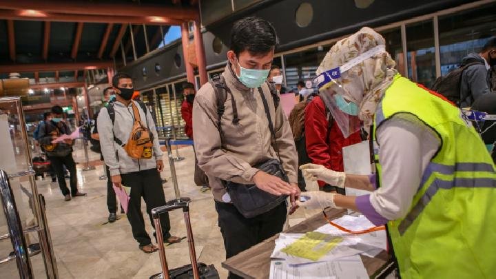 Penumpang pesawat antri test PCR/foto:Antara