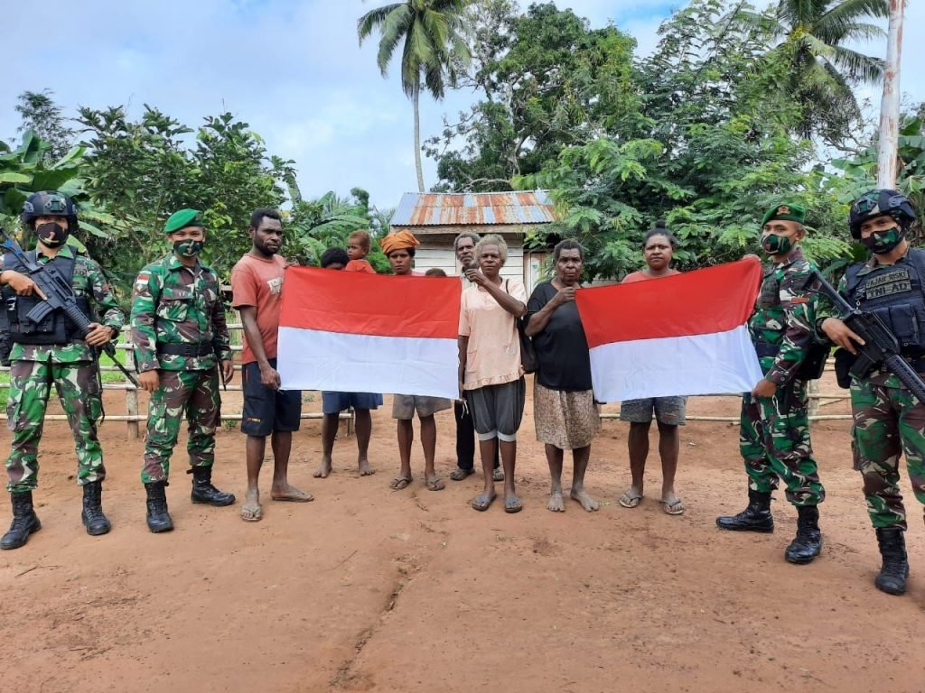 Satgas Pamtas RI-PNG Yonif 125/Simbisa bersama warga Papua (Foto: Istimewa)