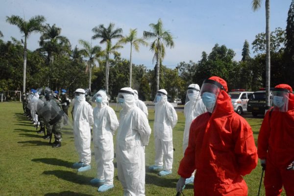 Latihan simulasi kesigapan penanganan jenazah dan kesigapan Satuan Sigap Covid 19, Senin (3/8/2020) di Makorem 071/Wijayakusuma, Sokaraja, Banyumas. - Foto: Istimewa