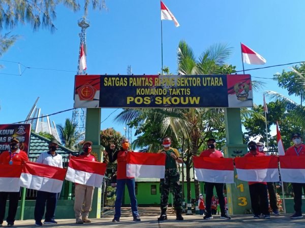 Mayor Inf Anggun Wuriyanto, S.H., M.Han. memimpin ratusan anggota TNI, Polri dan ASN menggelar pelaksanaan karya bhakti pembersihan lingkungan di Batas Negara RI-PNG Skouw Muara Tami